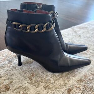 Donald J Pliner Couture Italian leather booties w/ chain detail 8 black